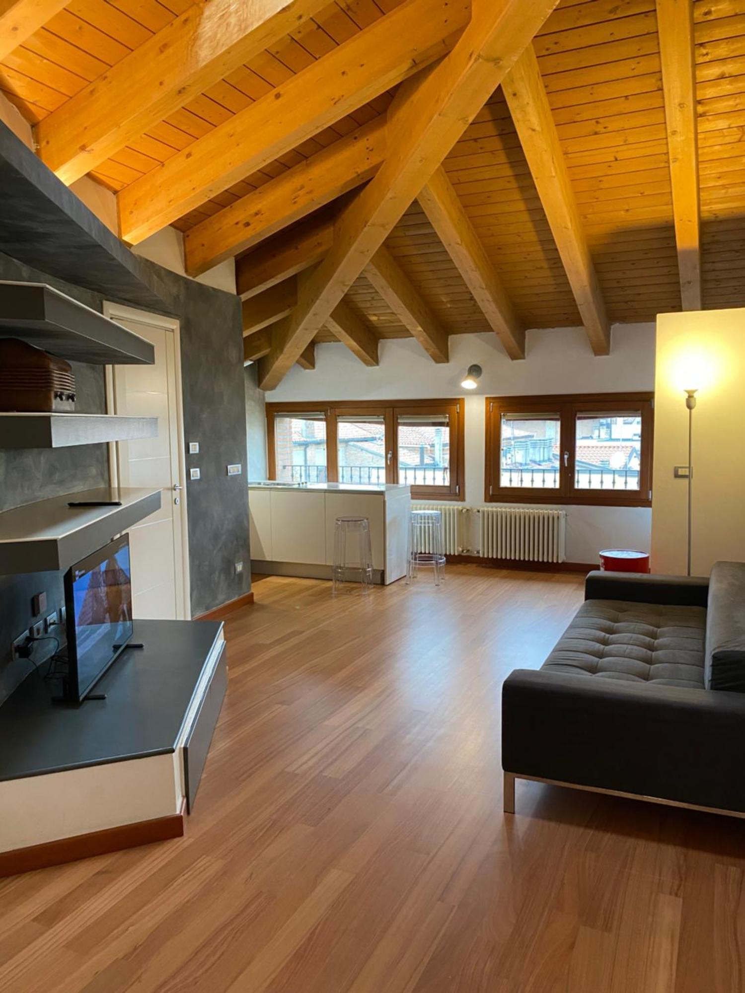Interno 8 Con Box Auto Privato Gratuito *